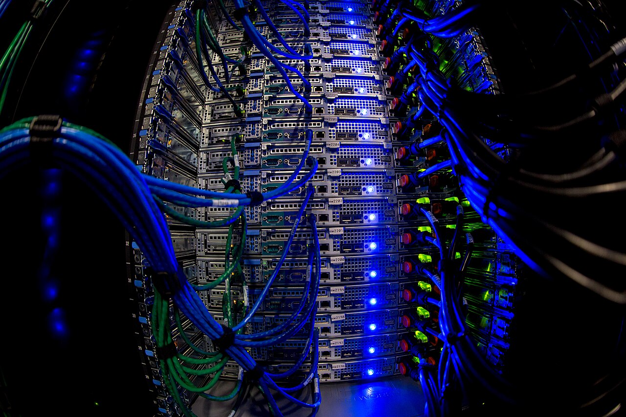 Wikimedia Foundation 서버 랙과 연결 케이블의 자료사진